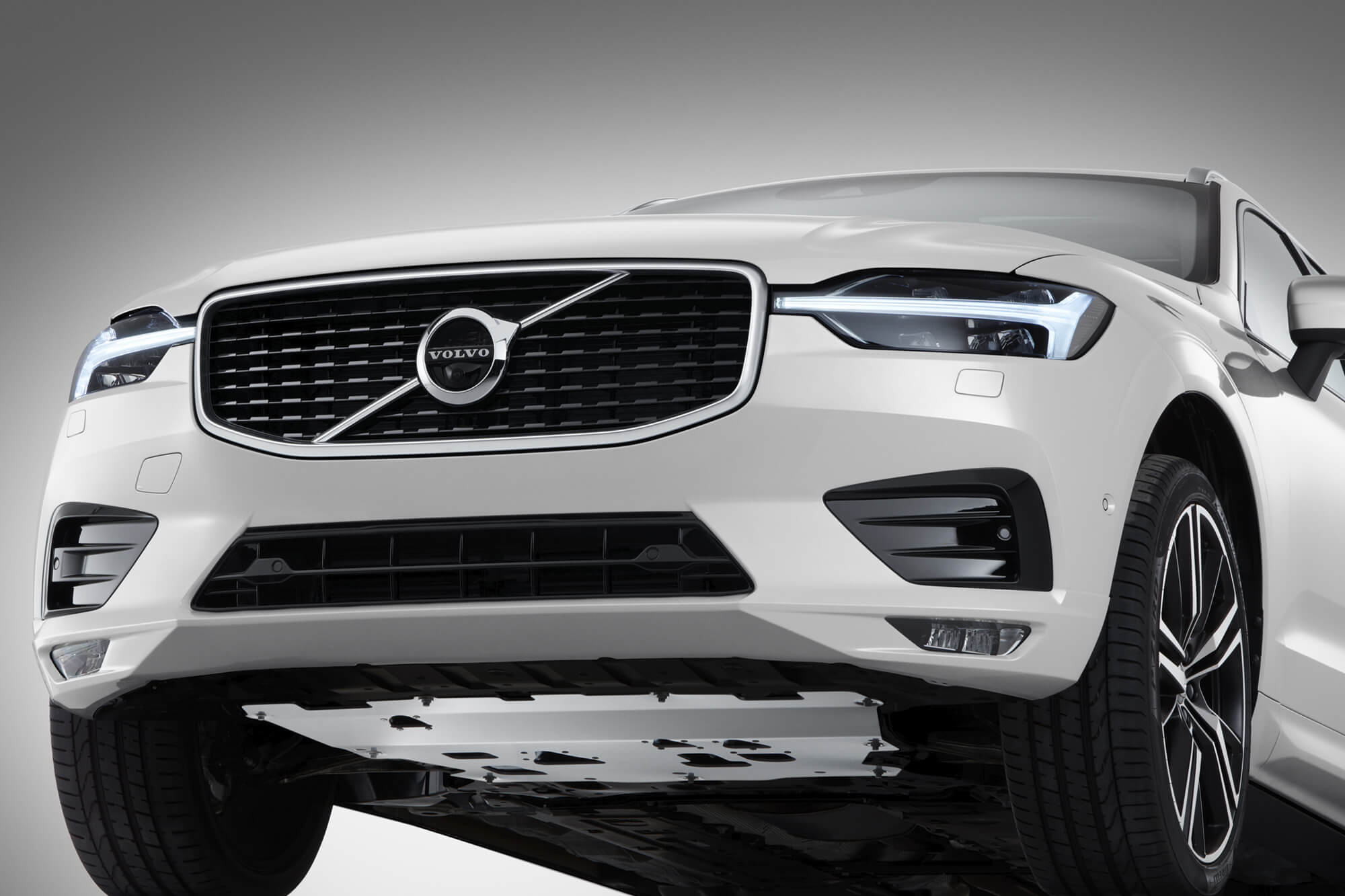 Chapa de protección debajo del motor